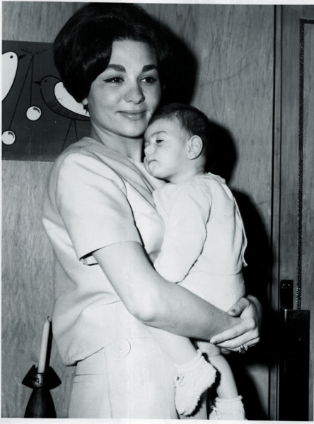 Farah Pahlavi et son fils ainé Reza - 1960