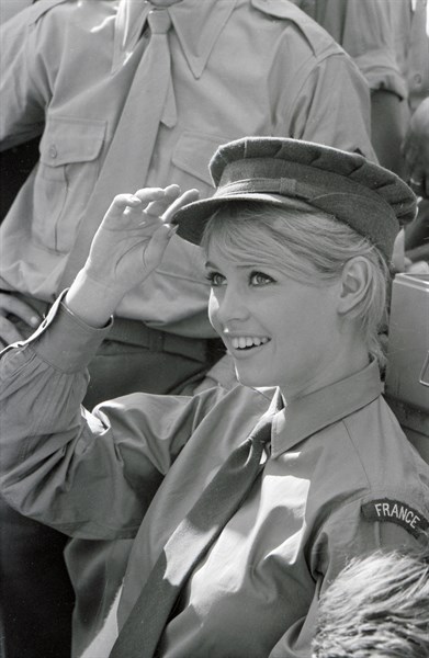 Brigitte Bardot sur le tournage de "Babette s'en va-t-en guerre"