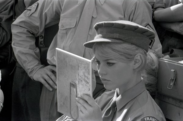 Brigitte Bardot sur le tournage de "Babette s'en va-t-en guerre"