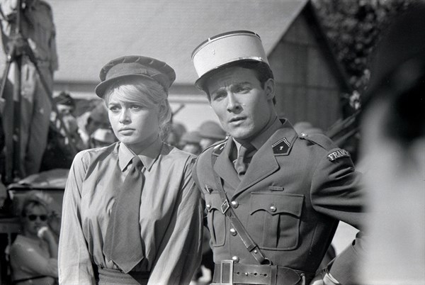 Brigitte Bardot et Jacques Charrier sur le tournage de "Babette s'en va-t-en guerre"