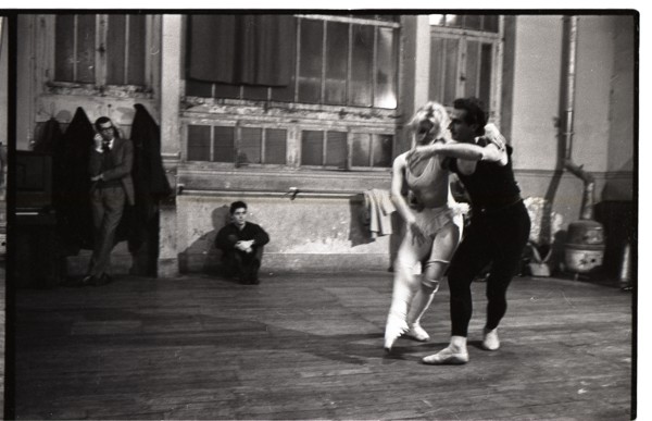 Brigitte Bardot en cours de danse classique