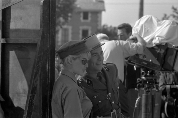 Brigitte Bardot et Jacques Charrier sur le tournage de "Babette s'en va-t-en guerre"
