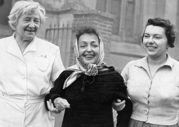 Piaf between Mamy and Danièle Bormel, September 1960