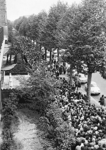 Piaf, ses admirateurs se pressent devant son domicile