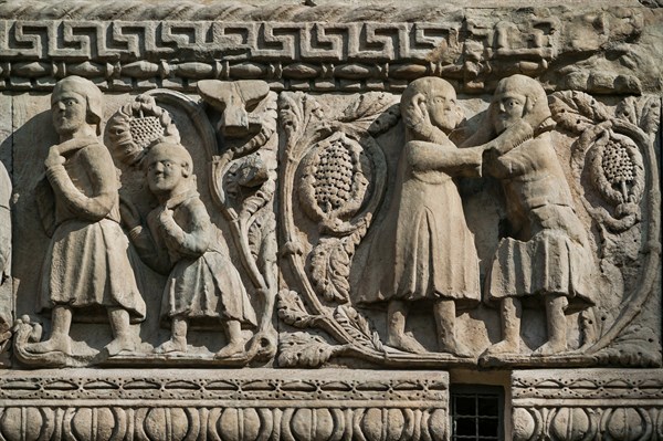 Façade de la Cathédrale de Fidenza en Italie