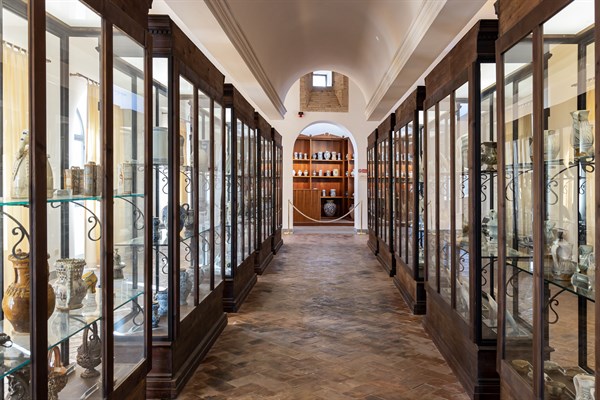 Deruta, Regional Ceramics Museum of Deruta: view of a room with display cabinets