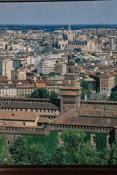 Veduta di Milano dalla Torre Branca. In primo piano il Castello Sforzesco.