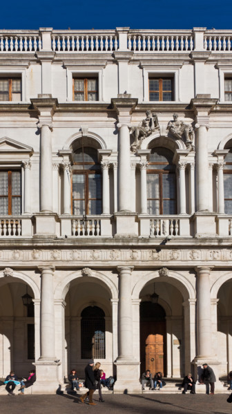 Piazza Vecchia: particolare della facciata di marmo della Biblioteca Civica Angelo Mai.
Bergamo