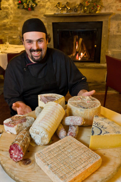 Città alta, Ristorante DAMIMMO: Valerio Veneroni, secondo di cucina, mostra un tagliere di formaggi