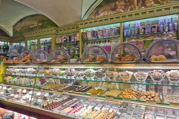 Pasticceria Cavour (locale storico d'Italia fondato nel 1850 da nobili piemontesi): interno