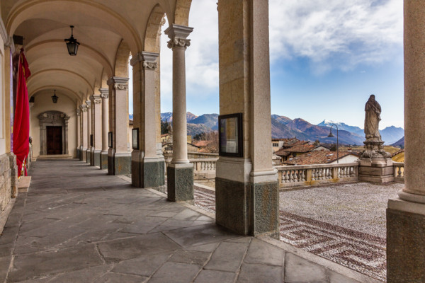 Clusone, Basilica di Santa Maria Assunta: il porticato.

[ENG] 
Clusone, Basilica of Santa Maria