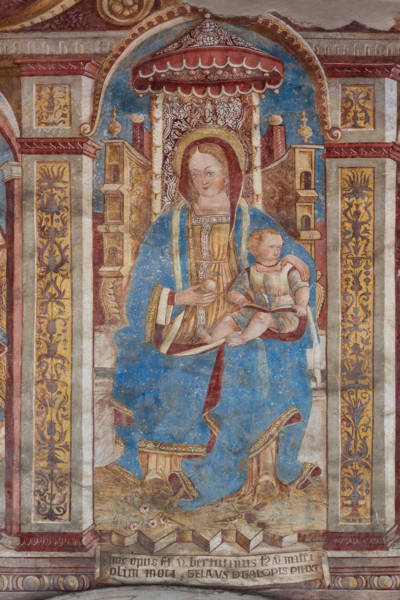Chiesa di San Defendente, affreschi sotto la lunetta del portale (1483): Madonna in trono con