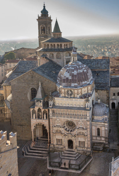 Bergamo, Città alta: veduta di piazza Duomo dalla Torre Civica, detta il Campanone. Da sinistra, la