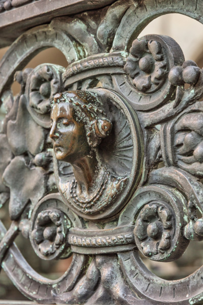Bergamo, Città alta, Cappella Colleoni, Cancellata in ferro battuto realizzata nel 1912 da Vincenzo
