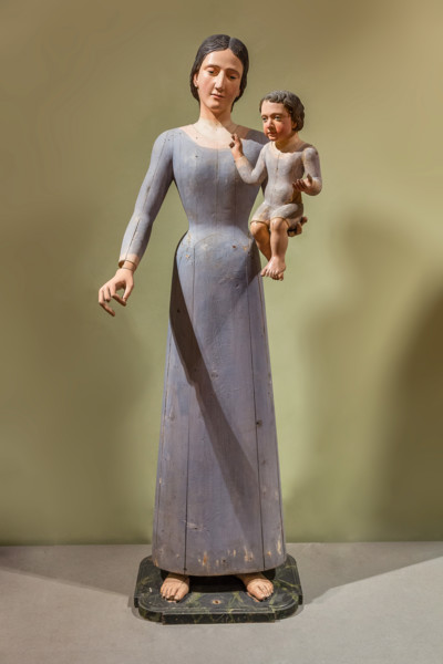 Bergamo, Museo Bernareggi, sala delle Madonne da vestire: statua in legno policroma della Madonna