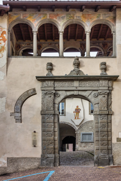 Clusone, Palazzo Comunale (edificato XI e XII secolo), facciata est: portale in pietra sormontato