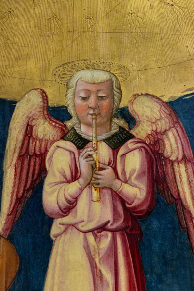 “Incoronazione della Vergine”, di Neri di Bicci, dipinto su tavola, 1473. Particolare con angelo
