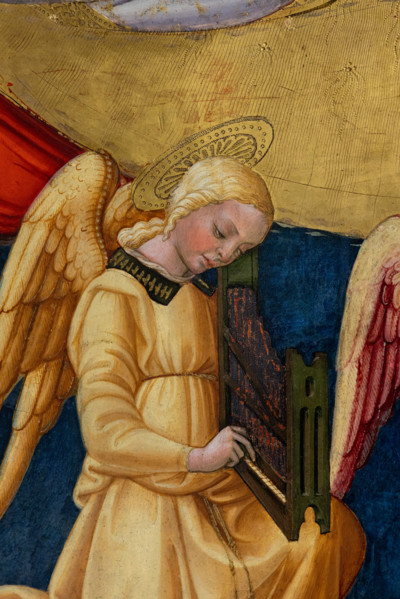 “Incoronazione della Vergine”, di Neri di Bicci, dipinto su tavola, 1473. Particolare con angelo