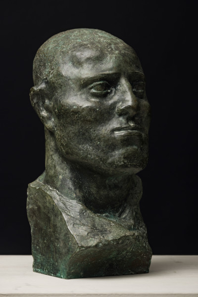 “Pugilatore”, di Ermenegildo Luppi (1877 - 1937).
Bronzo, cm. 35 x 18 x 21.
Collezione Assicoop