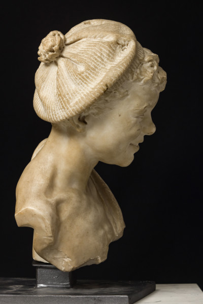 “Busto di giovane pescatore” di Luigi Legnani (FE 1852 - 1910).
Marmo bianco, cm. 40 x 26 x 20