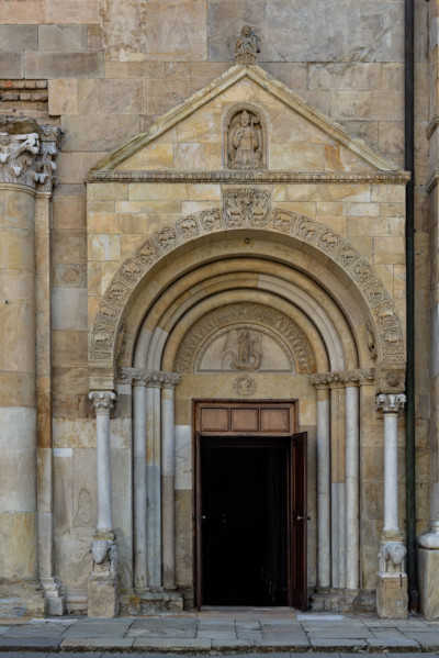 Fidenza, Duomo (Cattedrale di San Donnino), facciata: particolare del portale destro