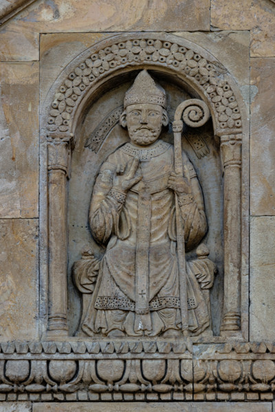 Fidenza, Duomo (Cattedrale di San Donnino), facciata, timpano del portale destro: “figura di