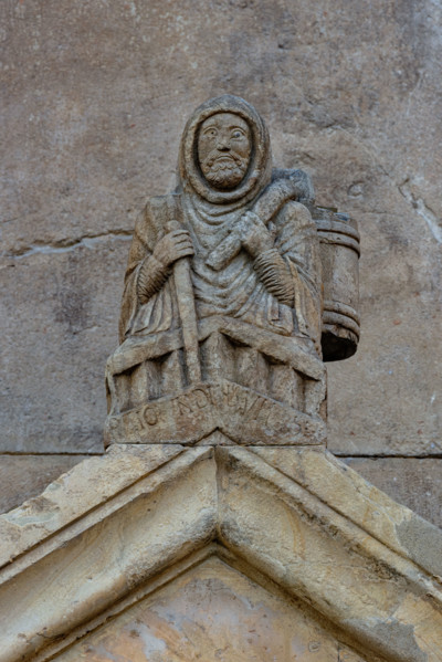 Fidenza, Duomo (Cathedral of San Donnino), acroterion of the right portal: “Raimondinus vilis”,