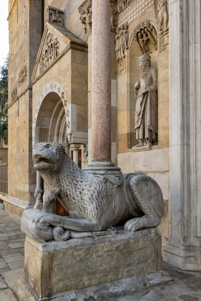 Fidenza, Duomo (St. Donnino Cathedral), the façade, the prothyrum: left column-bearing lion