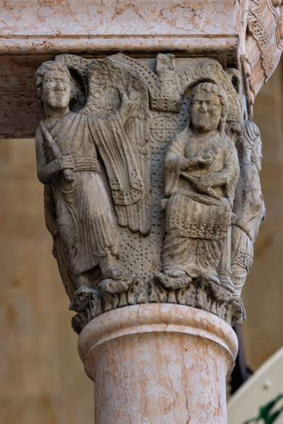 Fidenza, Duomo (Cattedrale di San Donnino), facciata, portale maggiore, protiro: il capitello di