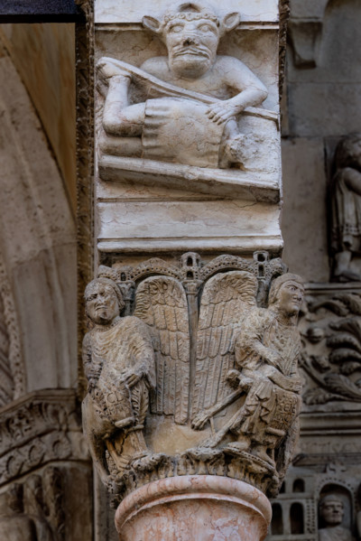 Fidenza, Duomo (Cathedral of San Donnino), facade, main portal, prothyrum: the right capital with