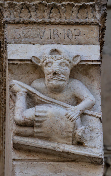Fidenza, Duomo (Cathedral of San Donnino), facade, main portal, prothyrum: the right capital