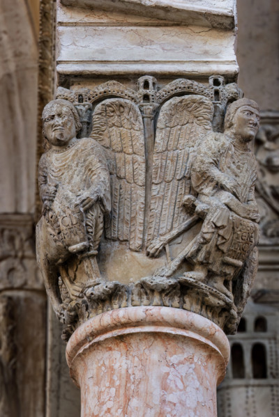 Fidenza, Duomo (Cathedral of San Donnino), facade, main portal, prothyrum: the right capital with