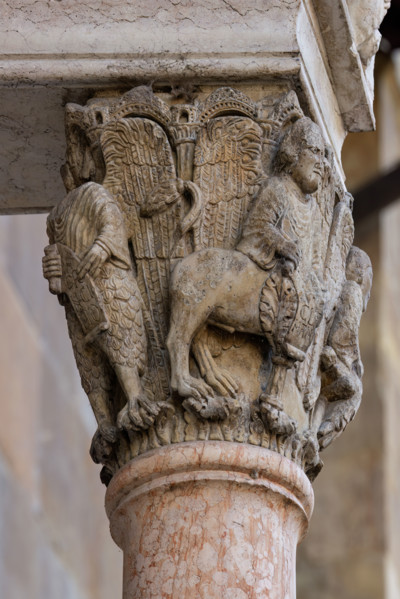 Fidenza, Duomo (Cattedrale di San Donnino), facciata, portale maggiore, protiro: il capitello di