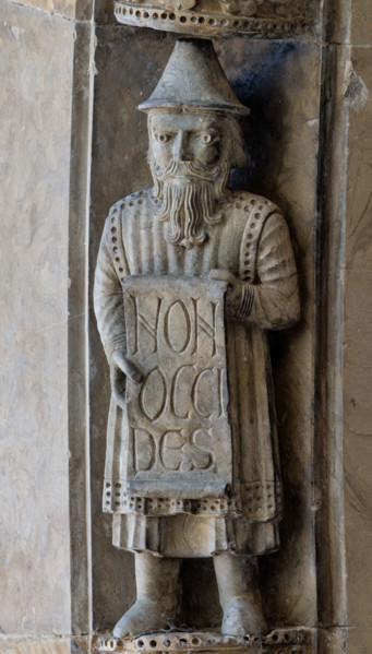 Fidenza, Duomo (Cathedral of San Donnino), facade, main portal: detail of the archivolt with one