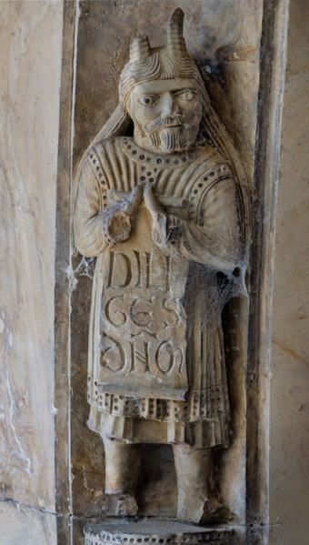 Fidenza, Duomo (Cathedral of San Donnino), facade, main portal: detail of the archivolt with one