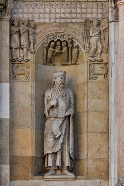 Fidenza, duomo (Cattedrale di San Donnino), sculture tra il portale maggiore e quello di sinistra: