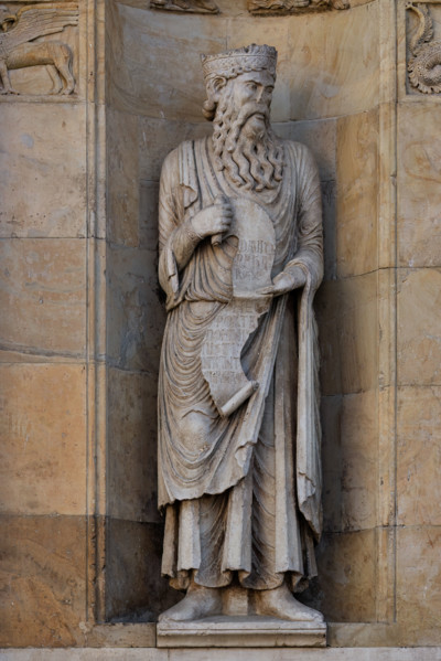 Fidenza, duomo (Cattedrale di San Donnino), sculture tra il portale maggiore e quello di sinistra: