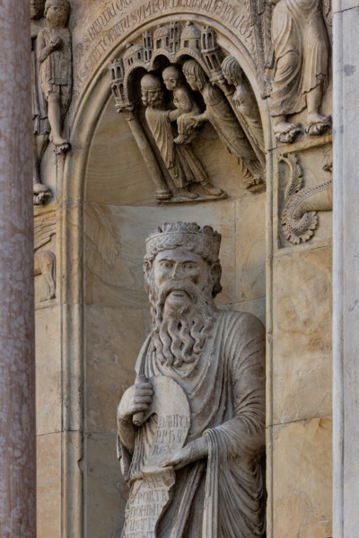 Fidenza, duomo (Cattedrale di San Donnino), sculture tra il portale maggiore e quello di sinistra: