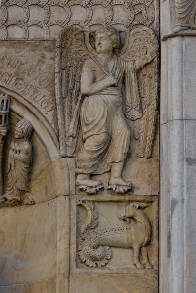 Fidenza, duomo (Cattedrale di San Donnino), sculture tra il portale maggiore e quello di sinistra