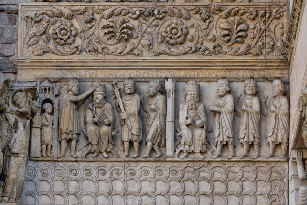 Fidenza, duomo (Cattedrale di San Donnino), sculture tra il portale maggiore e quello di sinistra