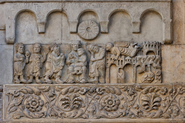 Fidenza, duomo (Cattedrale di San Donnino), sculture tra il portale maggiore e quello di sinistra: