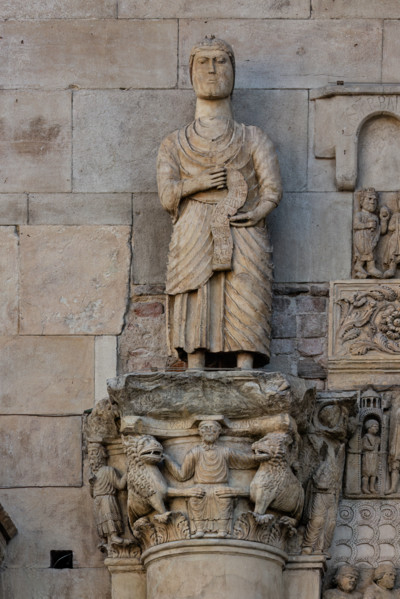 Fidenza, cathedral (Cathedral of San Donnino), sculptures between the main portal and the left