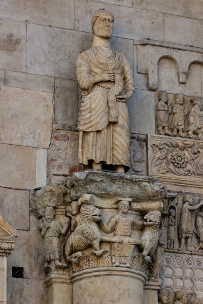 Fidenza, duomo (Cattedrale di San Donnino), sculture tra il portale maggiore e quello di sinistra: