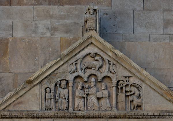 Fidenza, duomo (Cattedrale di San Donnino), portale sinistro, timpano. Nel frontone si leggono, da
