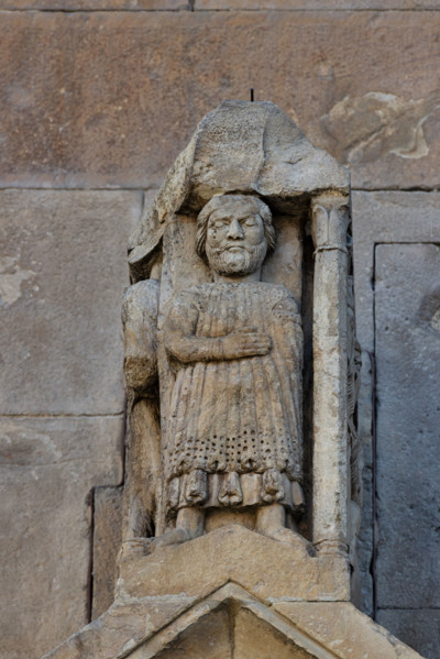 Fidenza, duomo (Cattedrale di San Donnino), portale sinistro, timpano. 
Nell’acroterio sul