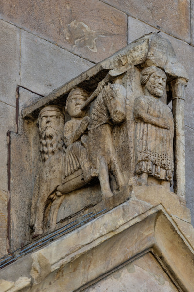 Fidenza, duomo (Cattedrale di San Donnino), portale sinistro, timpano. 
Nell’acroterio sul