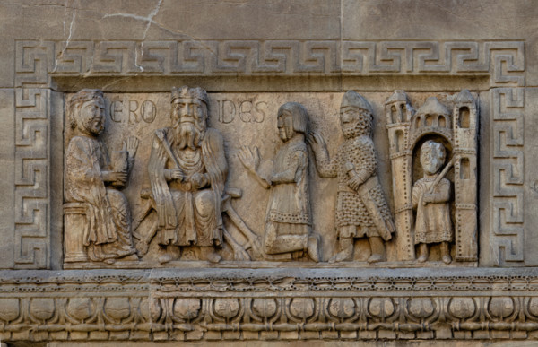 Fidenza, duomo (Cattedrale di San Donnino), facciata, sculture tra il portale sinistro e il portale