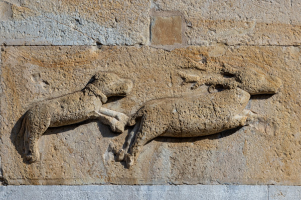 Fidenza, Duomo (St. Donnino Cathedral), apse: tile with a “hunting scene”.
Work by Benedetto