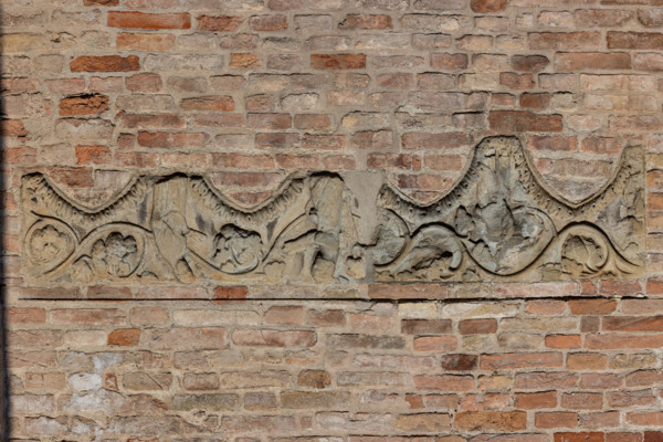 Fidenza, Duomo (Cattedrale di San Donnino), abside: frammento architettonico decorativo della parte