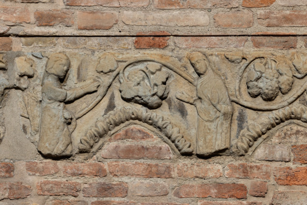 Fidenza, Duomo (Cattedrale di San Donnino), abside: frammento architettonico decorativo della parte